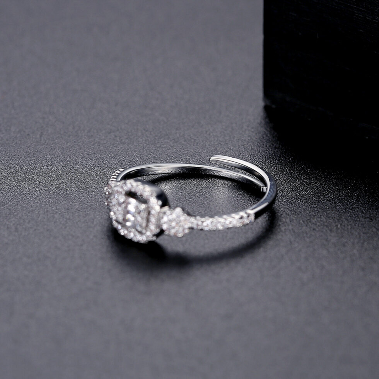 Zirconova Ring